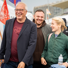 Charger l'image dans la galerie, T-shirt bordeaux avec cœur rouge (modèle homme)